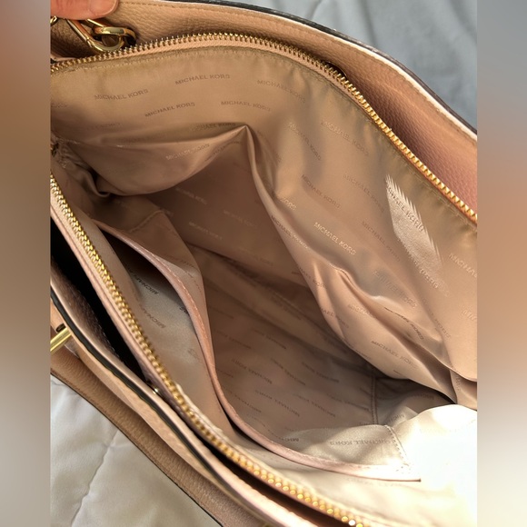 MICHAEL KORS PEBBLED LEATHER SATCHEL WITH CROSSBODY STRAP! - Picture 7 of 9